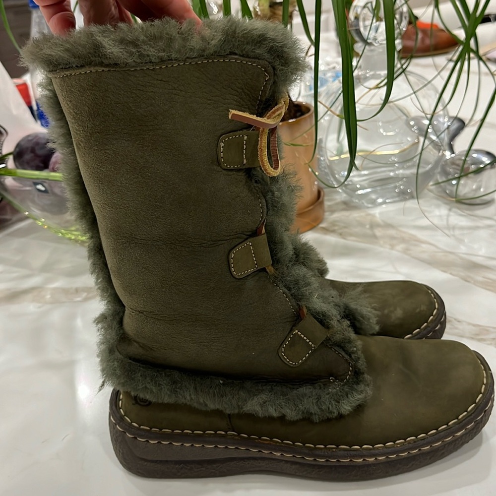 GUC Olive green Leather Shearling lined boots from Born rubber soles